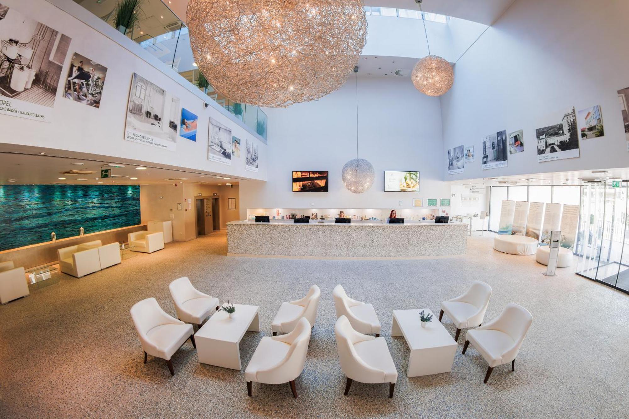 Wellness Hotel Apollo - Terme & Wellness Lifeclass ポルトローシュ エクステリア 写真