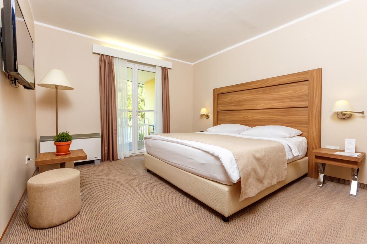 Wellness Hotel Apollo - Terme & Wellness Lifeclass ポルトローシュ エクステリア 写真